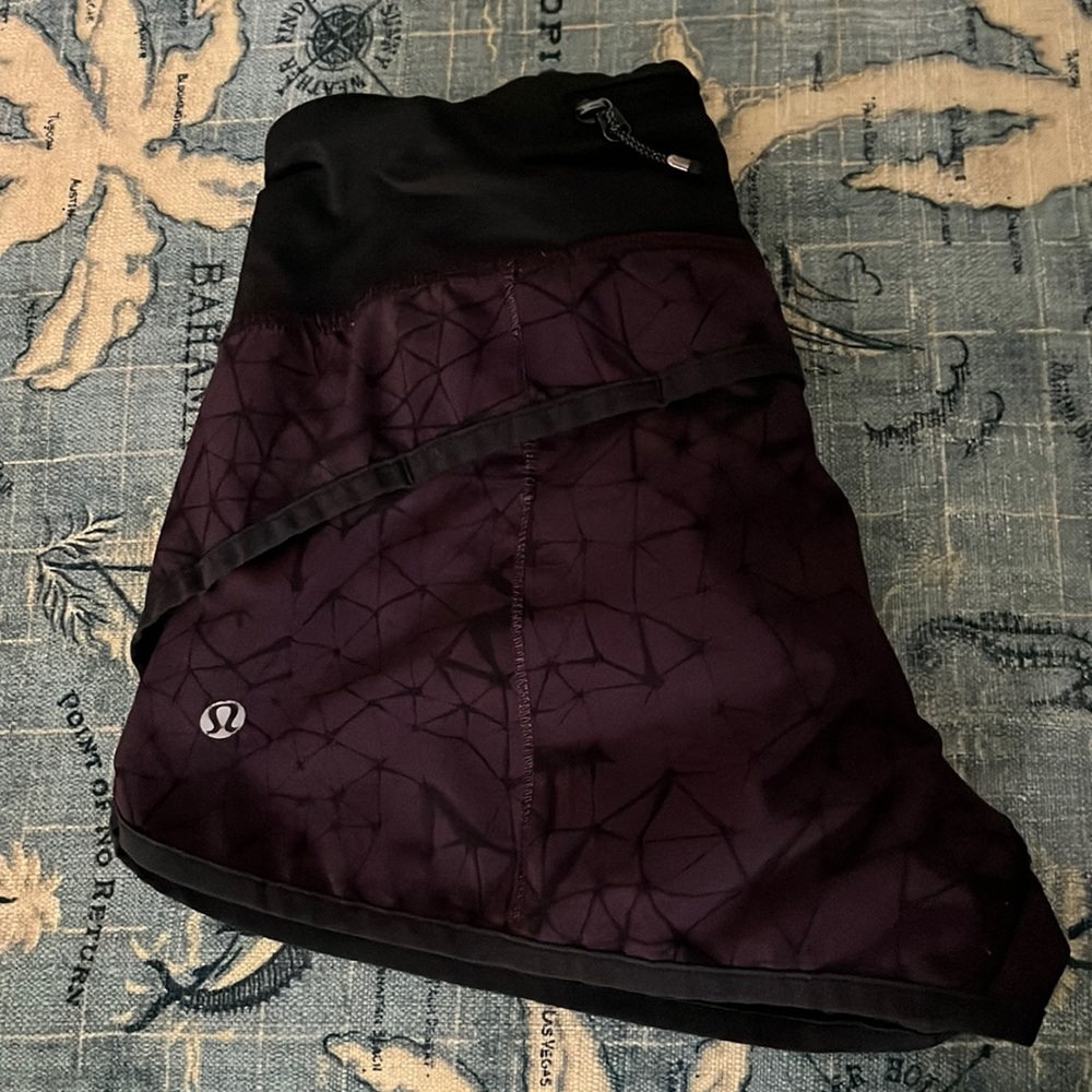 Adorable RARE LULULEMON speed up shorts in a purple/black color! Size 2, 2.5”!